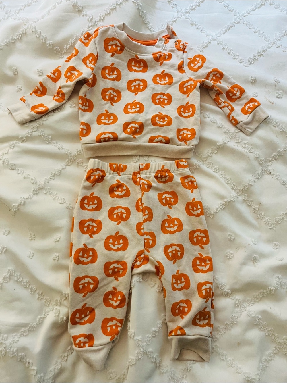 Cat & Jack 6-9 M Cream Pumpkin Print Pajama Set - Orange Jack-O'-Lanterns